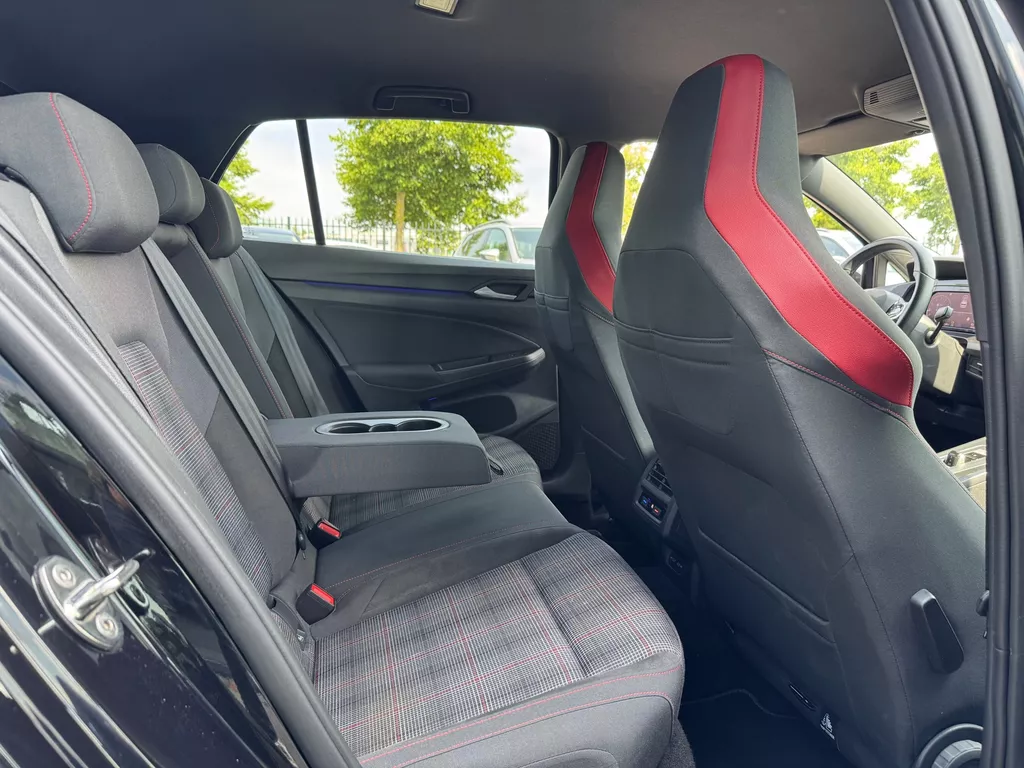 Volkswagen Golf 2.0 TSI GTI * Camera * Stoel + Stuur Verwarming * Carplay * IQ Light Volkswagen Golf 2.0 TSI GTI * Camera * Stoel + Stuur Verwarming * Carplay * IQ Light