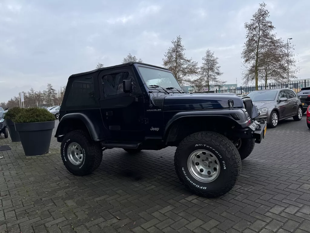 Jeep Wrangler 2.5i Softtop + Hardtop Jeep Wrangler 2.5i Softtop + Hardtop