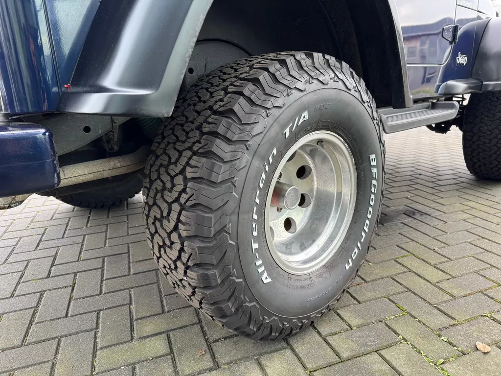 Jeep Wrangler 2.5i Softtop + Hardtop Jeep Wrangler 2.5i Softtop + Hardtop