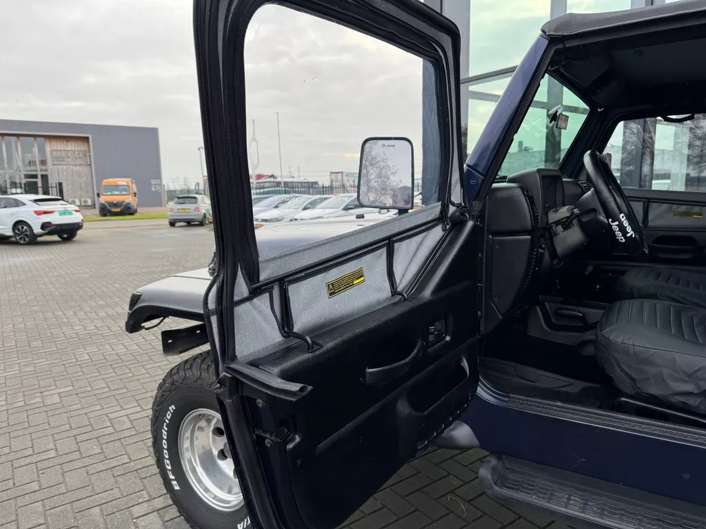 Jeep Wrangler 2.5i Softtop + Hardtop Jeep Wrangler 2.5i Softtop + Hardtop