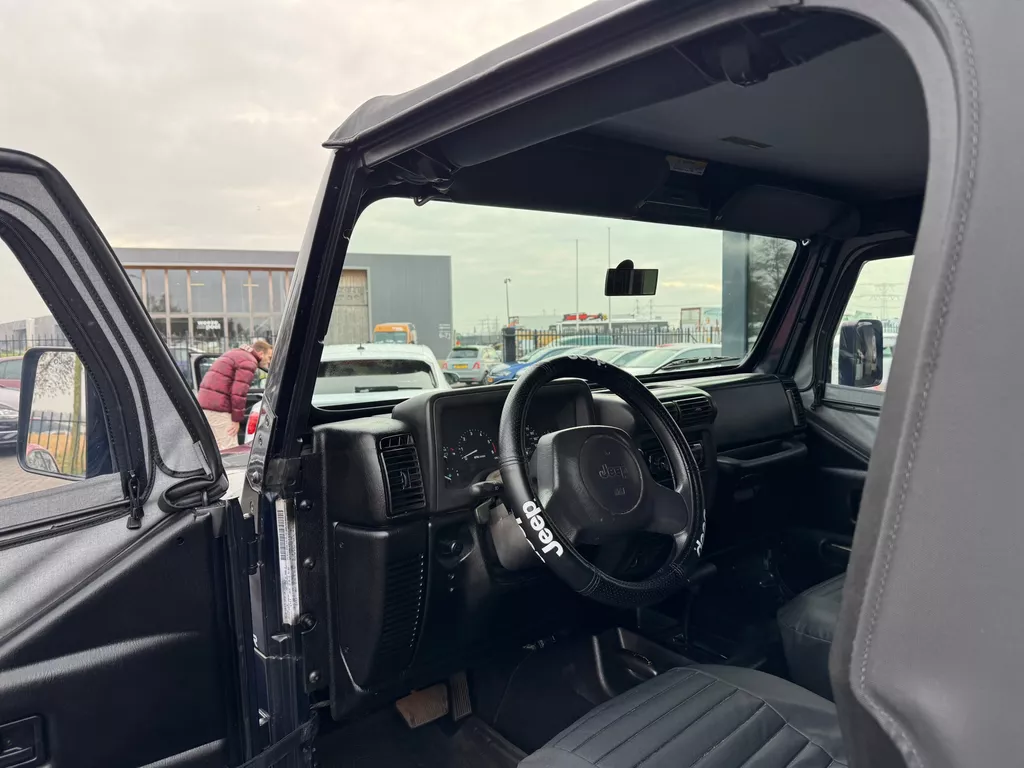 Jeep Wrangler 2.5i Softtop + Hardtop Jeep Wrangler 2.5i Softtop + Hardtop
