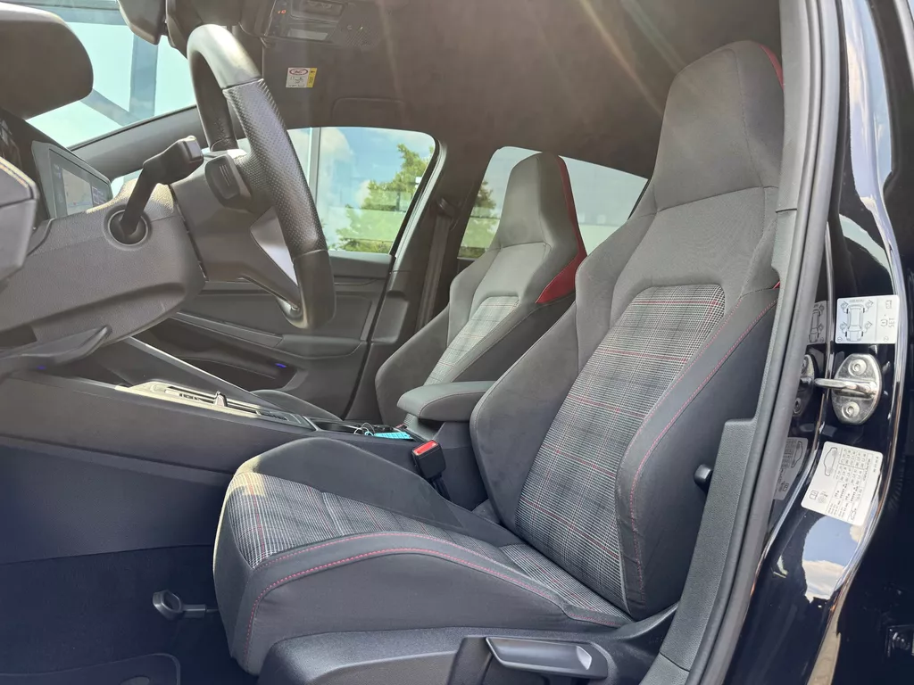 Volkswagen Golf 2.0 TSI GTI * Camera * Stoel + Stuur Verwarming * Carplay * IQ Light Volkswagen Golf 2.0 TSI GTI * Camera * Stoel + Stuur Verwarming * Carplay * IQ Light